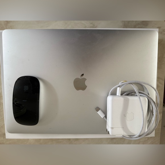 MacBook Pro 2019 with Russian keyboard - Picture 2 of 6